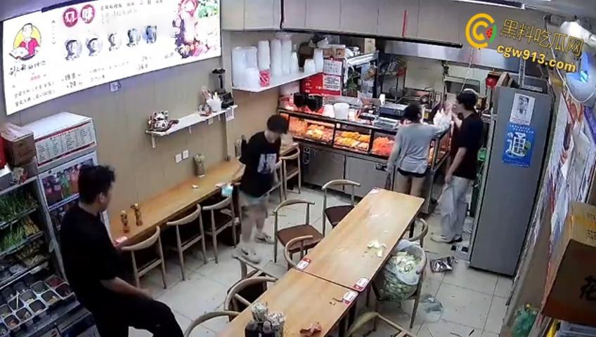 小情侣二人店内躲雨，甩桌面垃圾给客人，被店员请出情绪失控，打骂店员态度嚣张，监控视频流出 ！-8