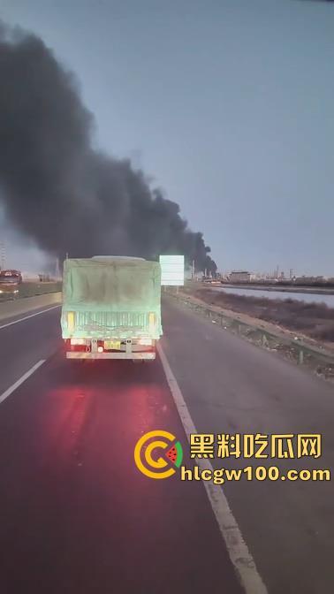 河北沧州高速上演油罐车相撞惊魂一刻，瞬间起火烟雾漫天，蔓延百米火龙天都被烧红了-5