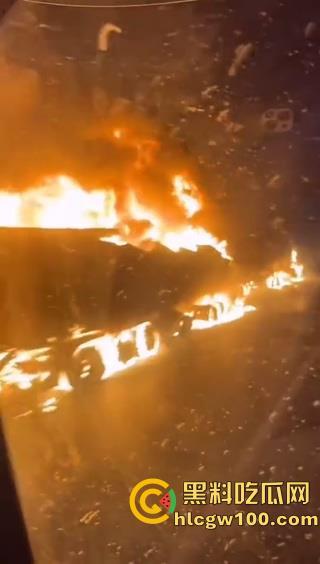 河北沧州高速上演油罐车相撞惊魂一刻，瞬间起火烟雾漫天，蔓延百米火龙天都被烧红了-6