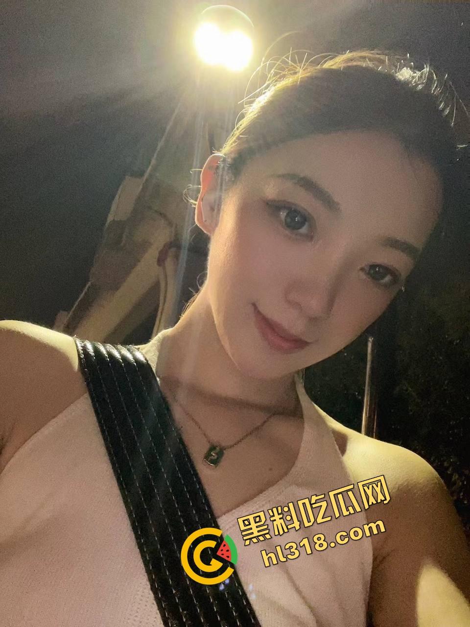 闺蜜电话聊工作，身后却被后入啪啪猛干，屁股拍到发烫还要强忍不叫，电话那头全程一头雾水！-2