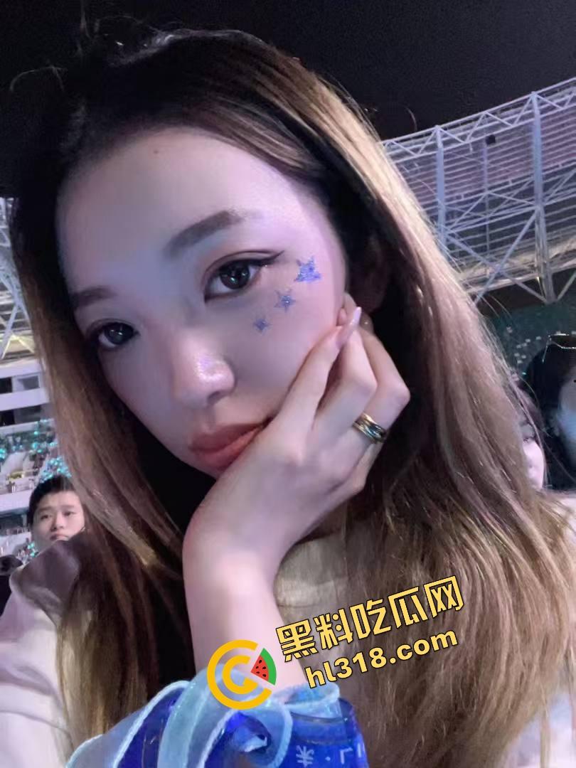 闺蜜电话聊工作，身后却被后入啪啪猛干，屁股拍到发烫还要强忍不叫，电话那头全程一头雾水！-3