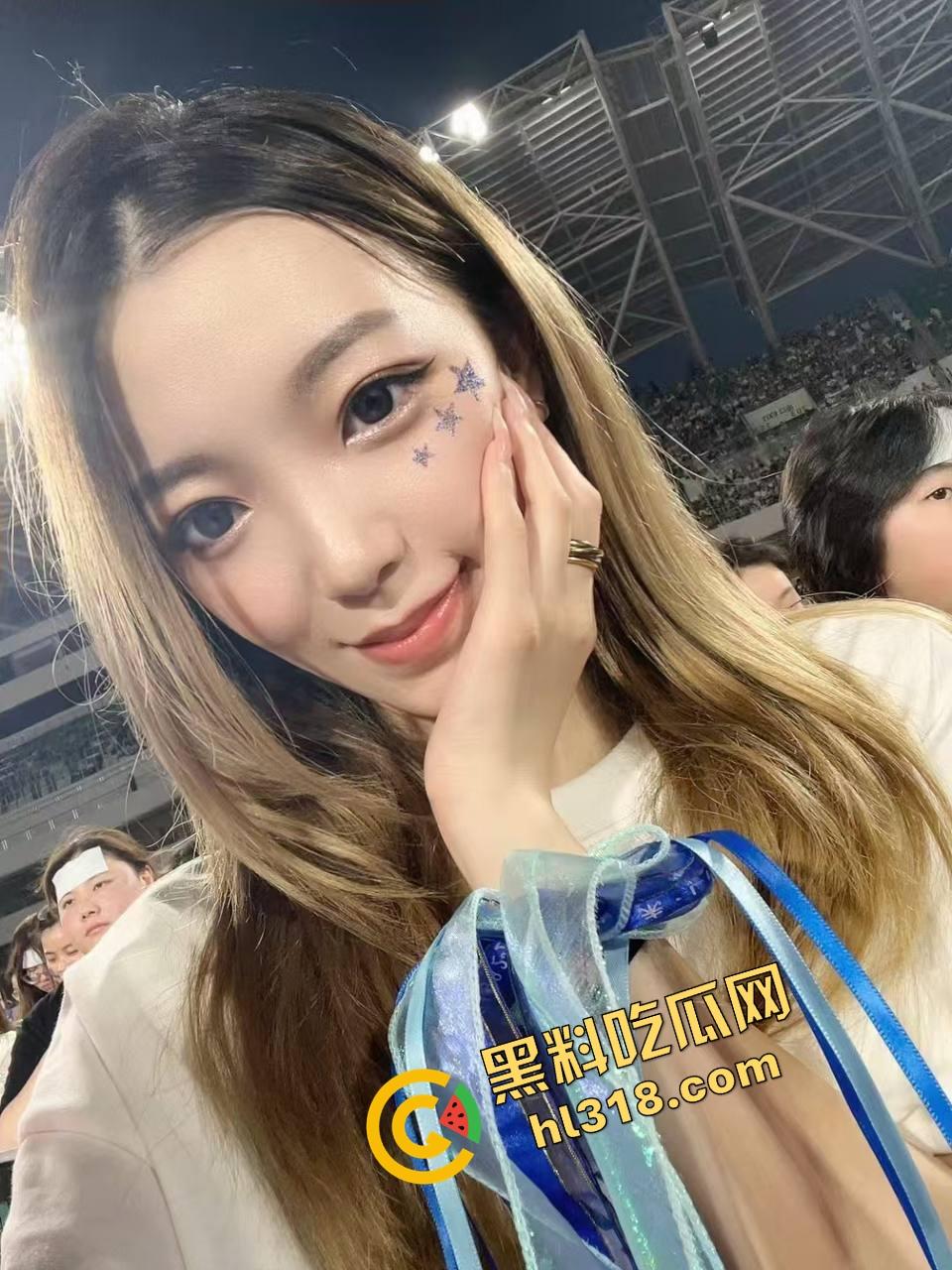 闺蜜电话聊工作，身后却被后入啪啪猛干，屁股拍到发烫还要强忍不叫，电话那头全程一头雾水！-4