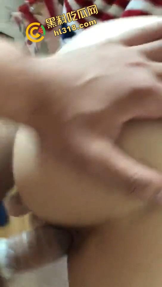 闺蜜电话聊工作，身后却被后入啪啪猛干，屁股拍到发烫还要强忍不叫，电话那头全程一头雾水！-8
