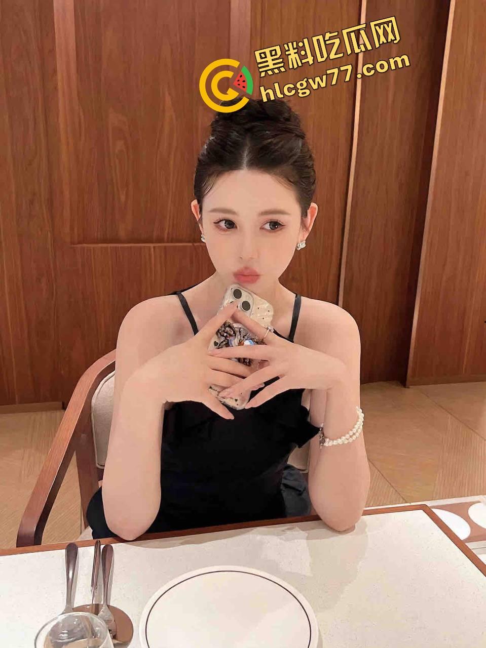 重庆大学极品『雪雪』被爆反差淫片，蜜桃臀浪叫被操，包养成狗太上头！-1