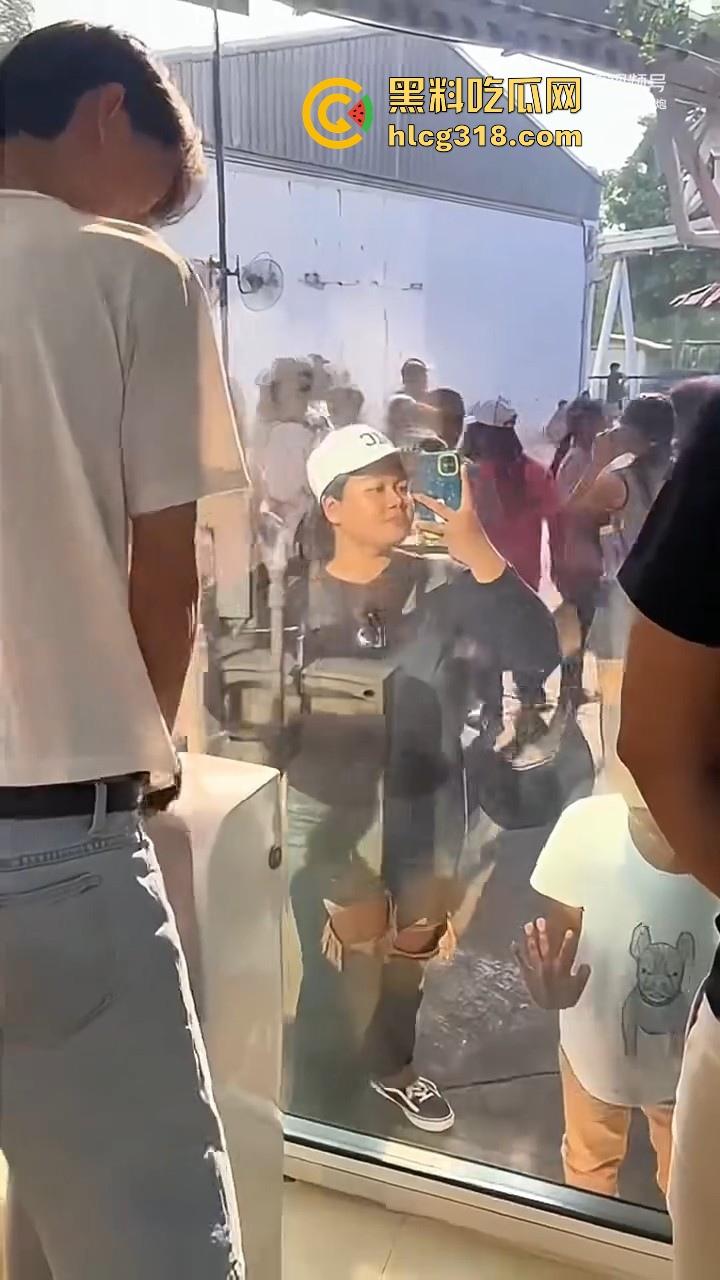 这样的厕所你敢去吗！泰国双向镜玻璃男厕，外面看是普通镜子，里面却是透明玻璃，刺激感爆棚！-1