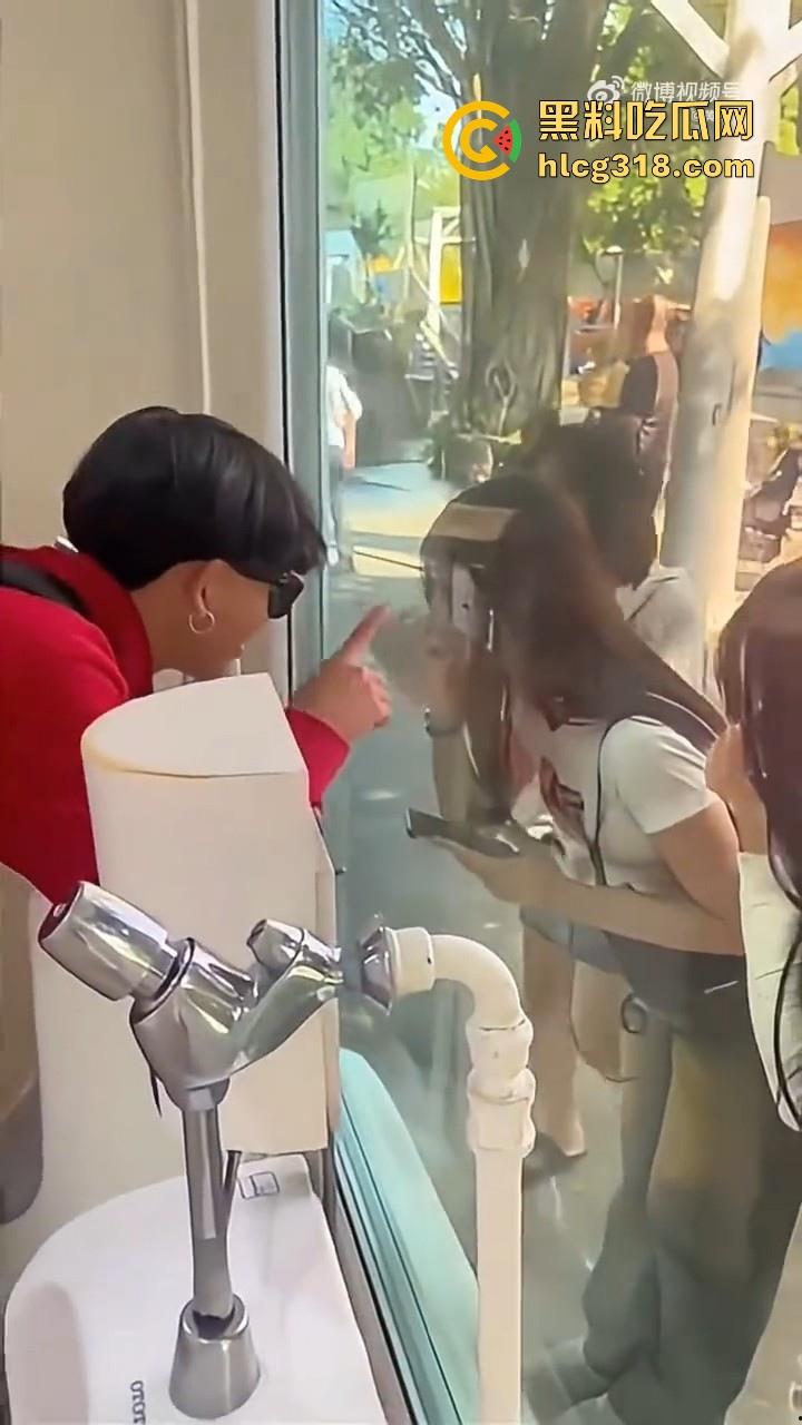 这样的厕所你敢去吗！泰国双向镜玻璃男厕，外面看是普通镜子，里面却是透明玻璃，刺激感爆棚！-5