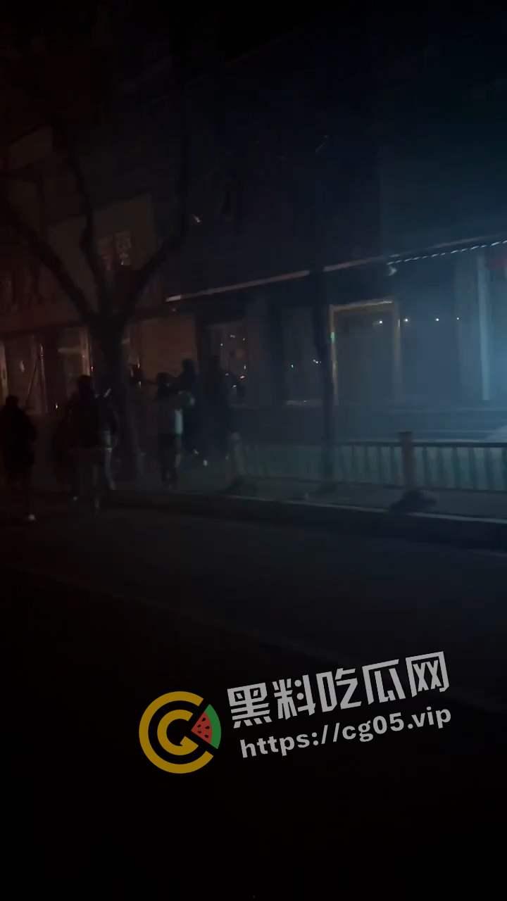 山东精神小伙深夜械斗 烟花当炸弹 大砍刀轮番上阵 最后惊动特警抓捕-7
