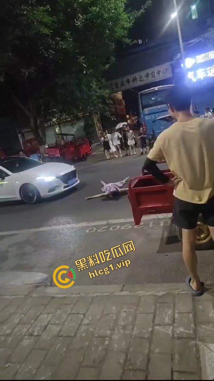 逆了苍天！重庆龙湖美岸 惊现疯癫女！与警察玩捉人游戏！爆笑现场！-2