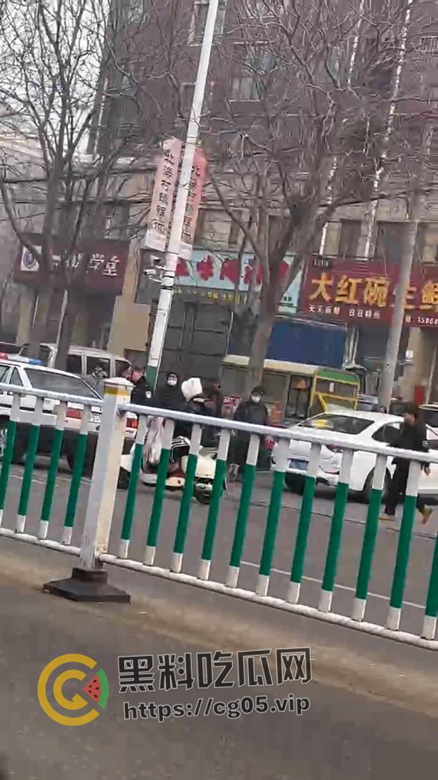 山东精神小伙深夜械斗 烟花当炸弹 大砍刀轮番上阵 最后惊动特警抓捕-8