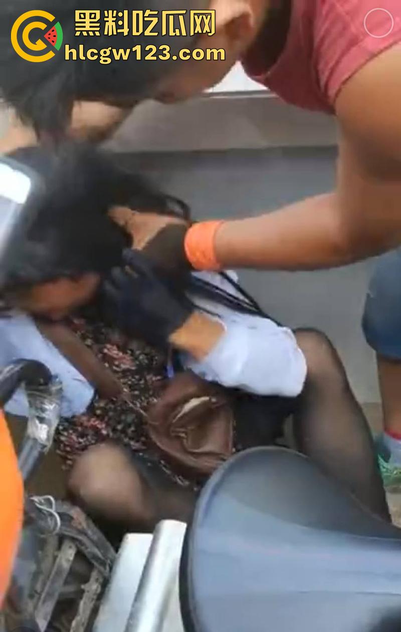 山东变态大叔穿女装，黑丝配连衣裙被识破翻车，群众当场围住摘掉假发，录视频将其曝光！-1