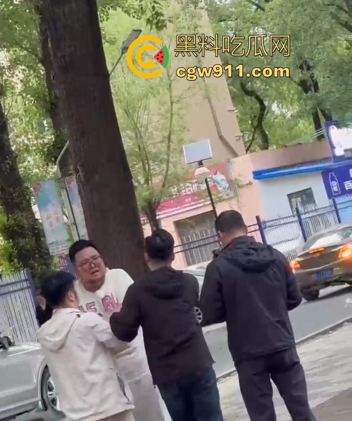 黑龙江佳木斯大学男同出轨被抓，大胖熊现场理论要说法，还高喊着 “逼好紧啊 来插我”，太辣眼睛了！-5