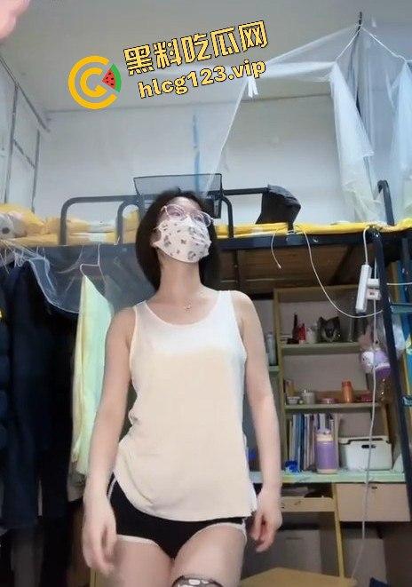 抖音Ashley微博寸言女王大尺度反差裸舞视频流出!粉嫩奶头加上嫩穴,勾得人想舔两口!-3