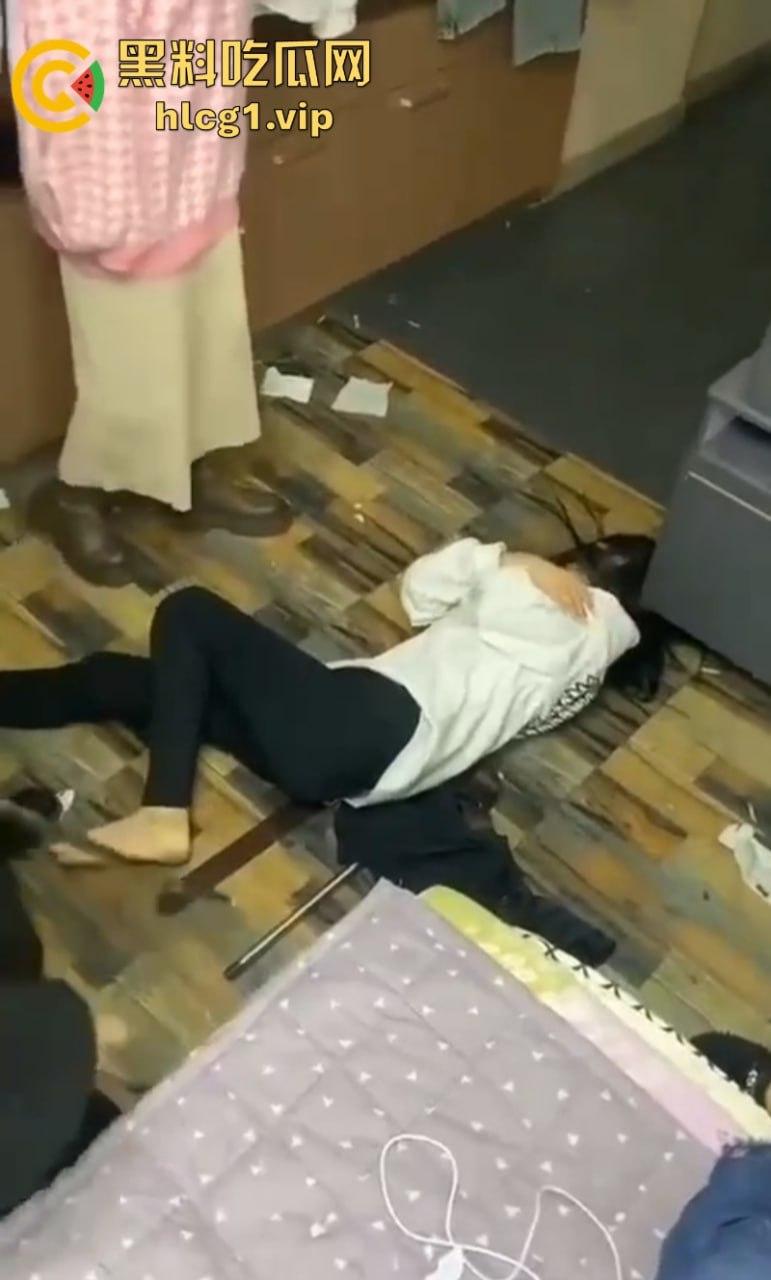 齐齐哈尔市甘南县16岁少女  【李鑫蕊】 遇围殴霸凌 用棍子打脸砸头 霸凌事件啥时候能停止啊！-7