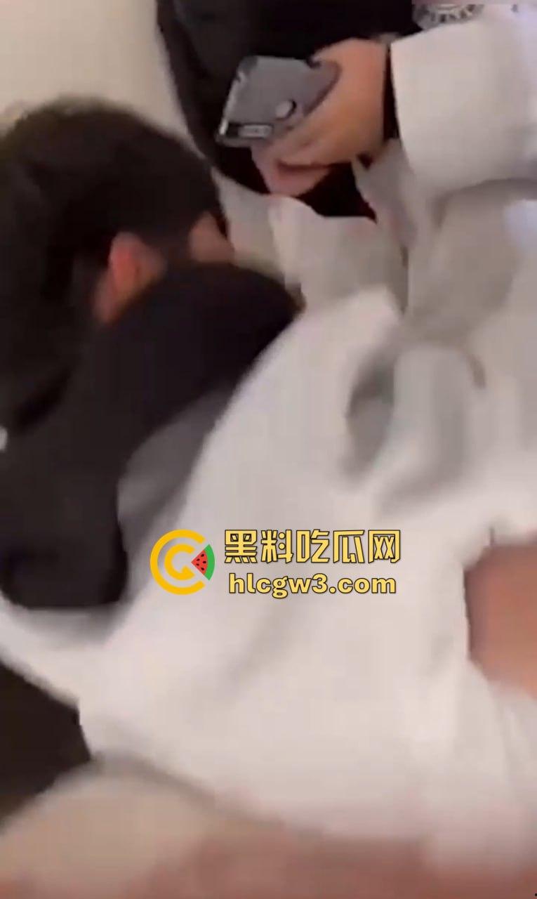 盘点楼梯间的激情爱情 从学生情侣到职场男女楼道性价比高到让人忘了如家 转角处全是爱！-1