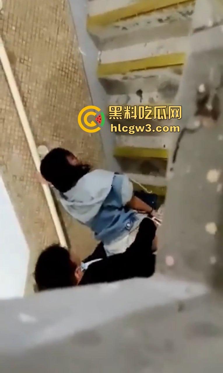 盘点楼梯间的激情爱情 从学生情侣到职场男女楼道性价比高到让人忘了如家 转角处全是爱！-3