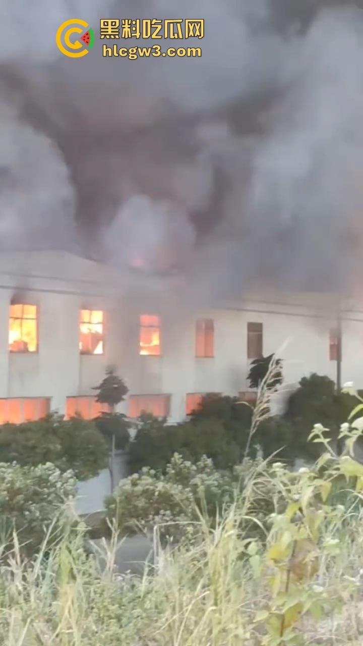 广东潮州星和纸箱厂夜间突发大火 现场浓烟滚滚热浪灼人 从早烧到黑 第一视角视频曝光 有人在喊“救命”？-4