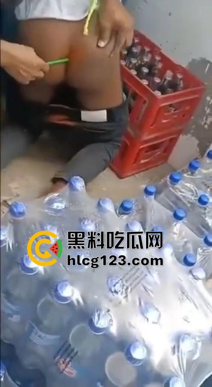 这才是捉奸惩罚的最高境界！吸管塞辣椒惩罚，阿三地球最抽象得国家名副其实！-5