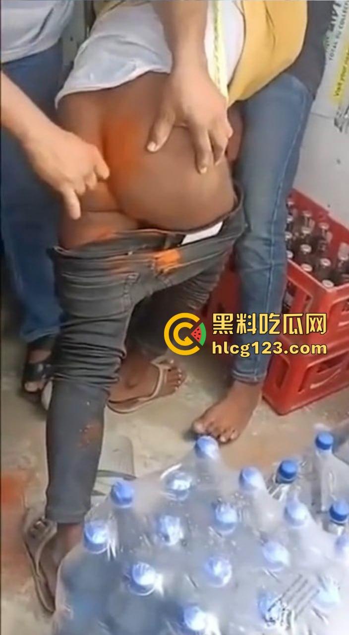 这才是捉奸惩罚的最高境界！吸管塞辣椒惩罚，阿三地球最抽象得国家名副其实！-9