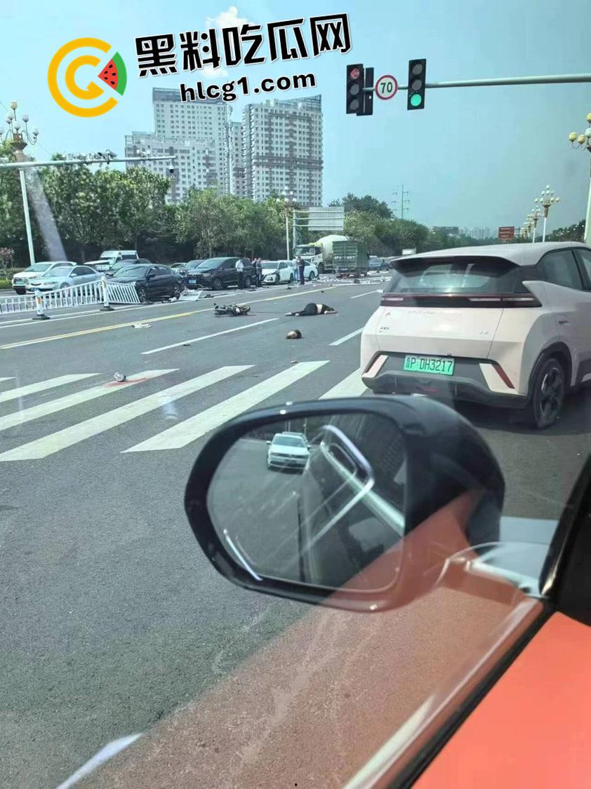 山东聊城抢绿灯真掉头！电车路人当场人头落地 皮球打滚 现场无码 心理承受能力低慎入-3