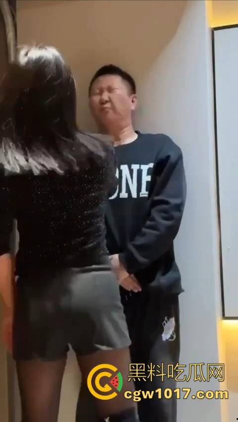 花钱买受虐？大哥特殊癖好曝光，狂砸大额让极品骚鸡骑脸抽他耳光，嘴巴肿成香肠还喊爽！-3