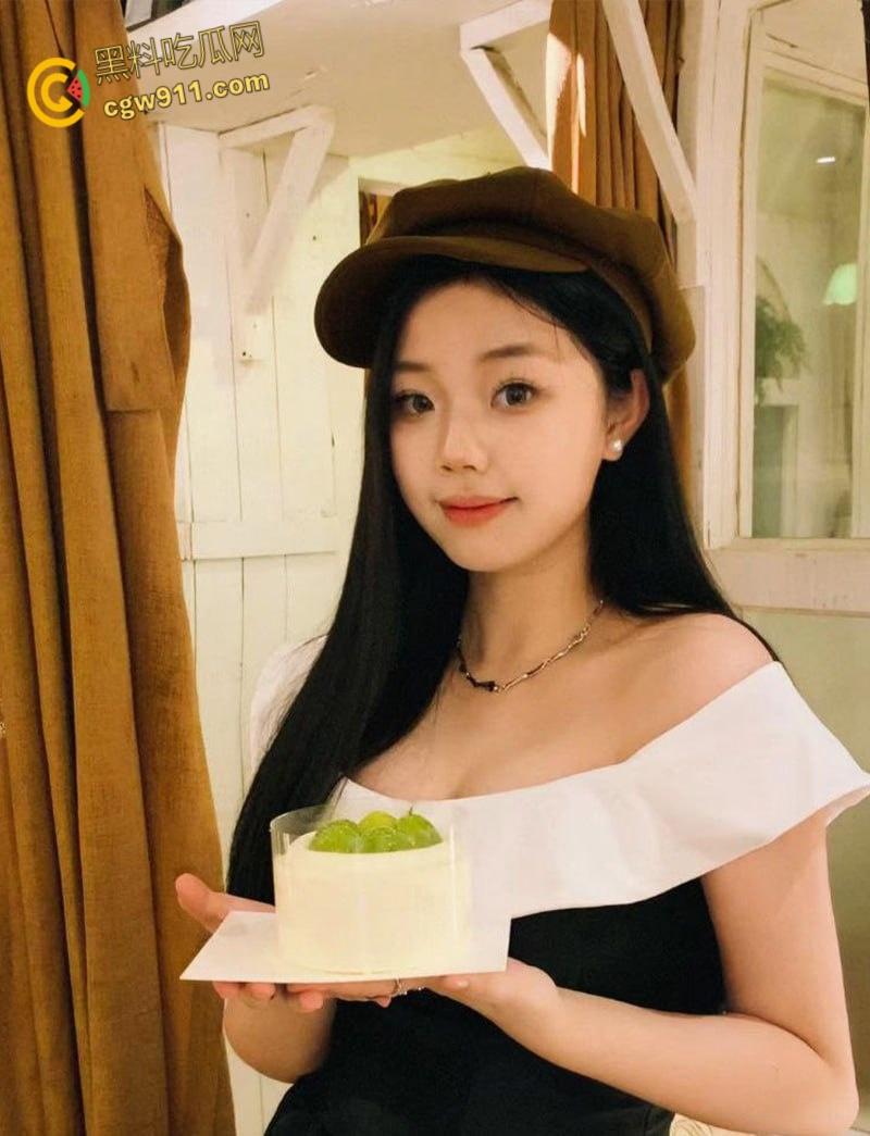 上海音乐学校学妹【刘依诺】,表面清纯可爱私下反差婊,蒙眼镜前跪地口交,无套狂插丰满翘臀 !-1