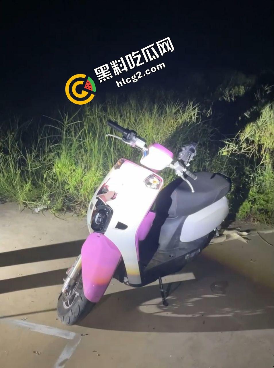 广西南宁精神小伙打架斗殴 铁棍抽打黄毛头 狂砸小毛驴 头破血流后仓皇逃走-1