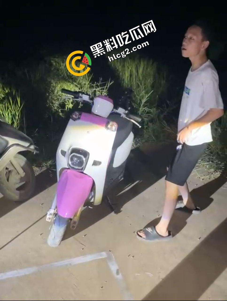 广西南宁精神小伙打架斗殴 铁棍抽打黄毛头 狂砸小毛驴 头破血流后仓皇逃走-2