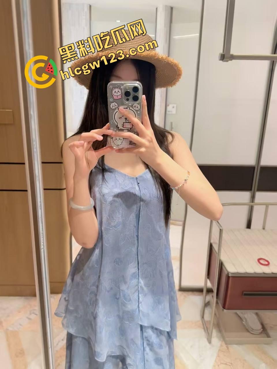 上海【夏媛媛】白虎嫩穴水流成河，大哥调教完直接拍片转送群友共享，这拜金骚货玩得真开！-1