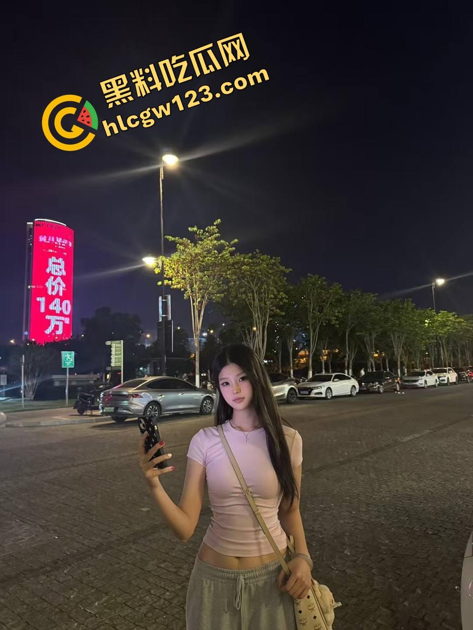 上海【夏媛媛】白虎嫩穴水流成河，大哥调教完直接拍片转送群友共享，这拜金骚货玩得真开！-2