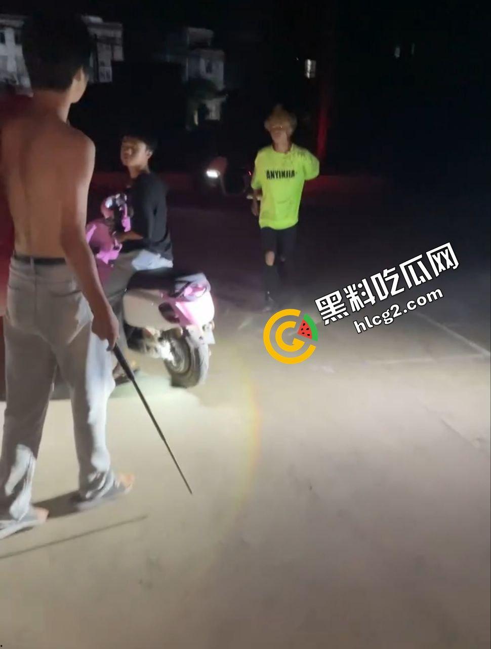 广西南宁精神小伙打架斗殴 铁棍抽打黄毛头 狂砸小毛驴 头破血流后仓皇逃走-6