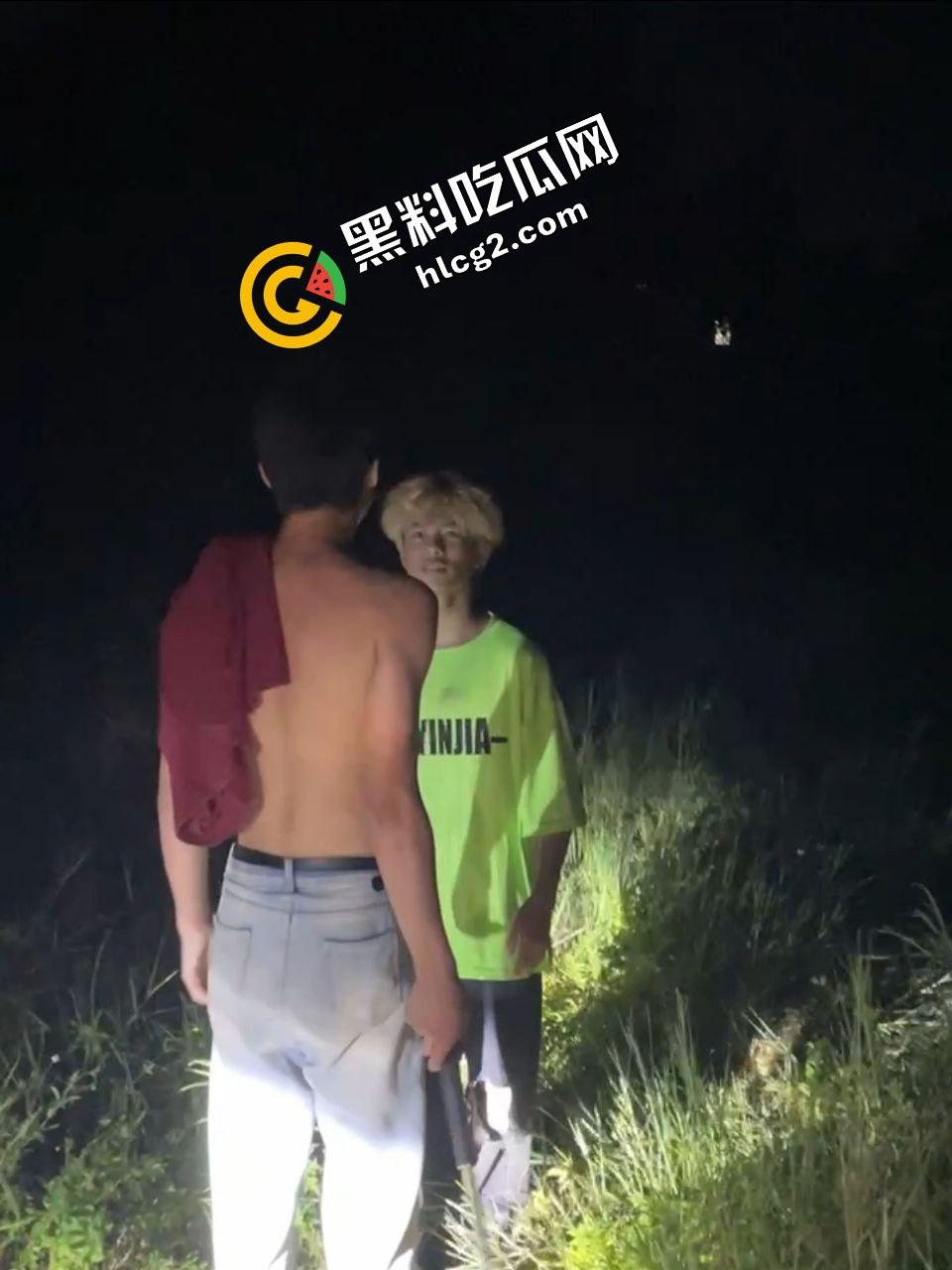 广西南宁精神小伙打架斗殴 铁棍抽打黄毛头 狂砸小毛驴 头破血流后仓皇逃走-7