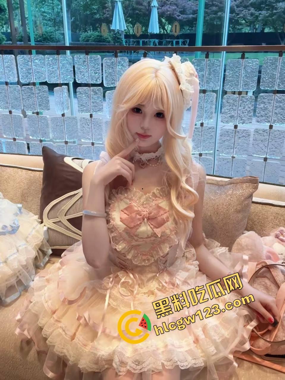 上海【夏媛媛】白虎嫩穴水流成河，大哥调教完直接拍片转送群友共享，这拜金骚货玩得真开！-4