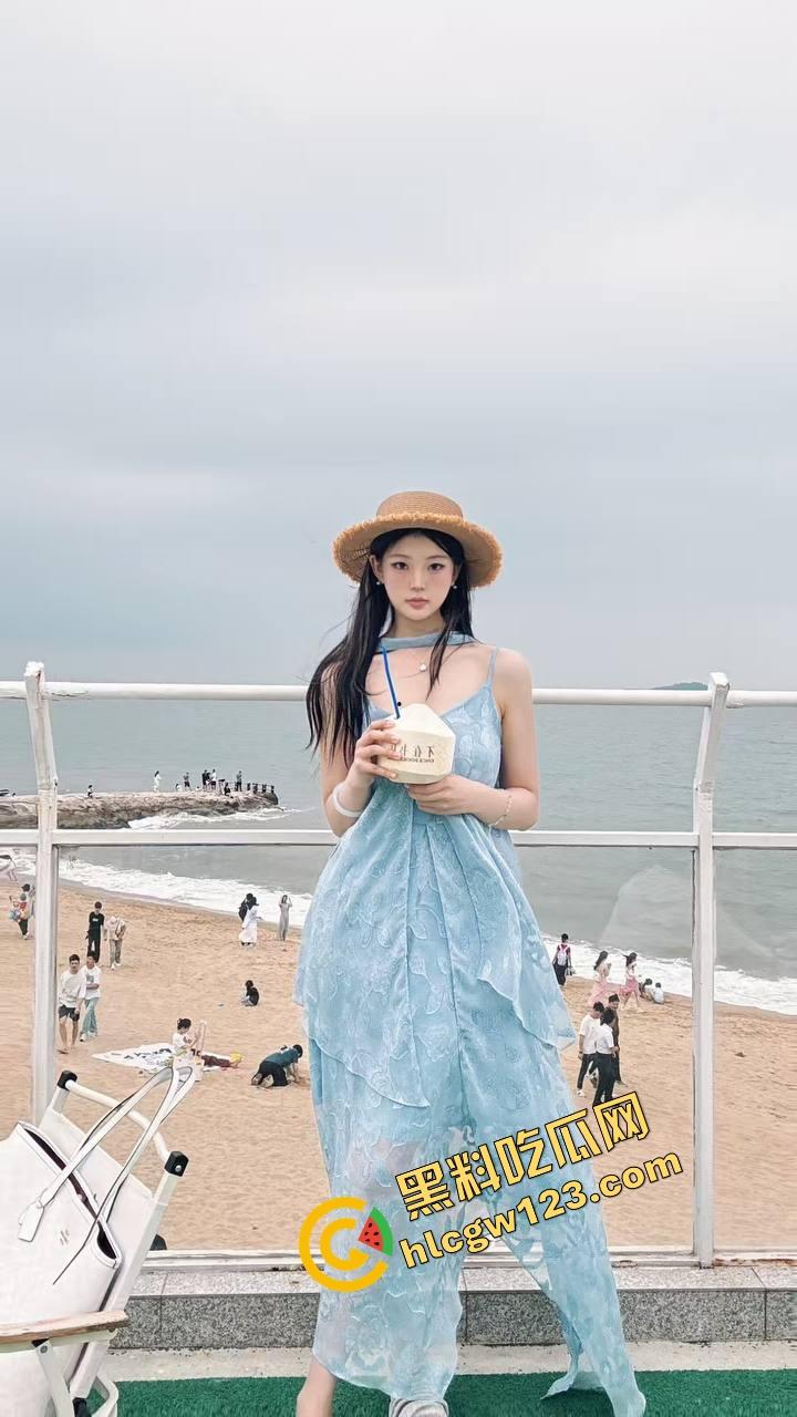 上海【夏媛媛】白虎嫩穴水流成河，大哥调教完直接拍片转送群友共享，这拜金骚货玩得真开！-5