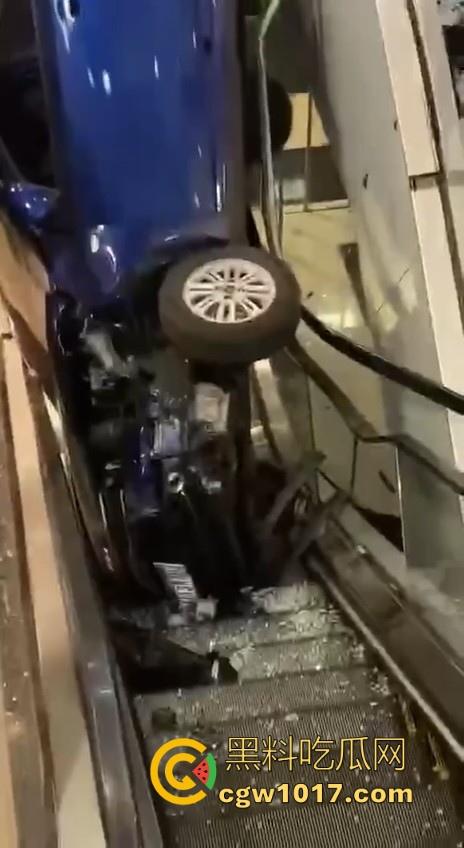 不是我一开始真以为在拍电影呢!女司机驾驶车辆失控冲入商场,撞到自动扶梯后停下,堪称恐怖大片!-2