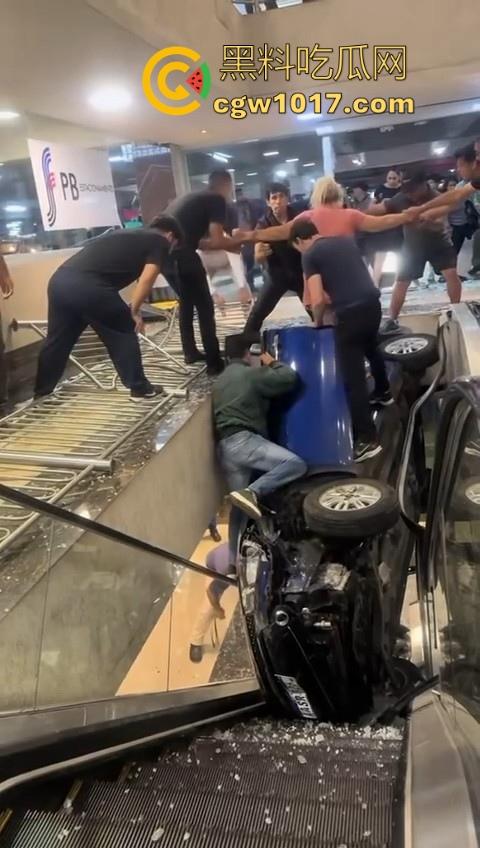 不是我一开始真以为在拍电影呢!女司机驾驶车辆失控冲入商场,撞到自动扶梯后停下,堪称恐怖大片!-8