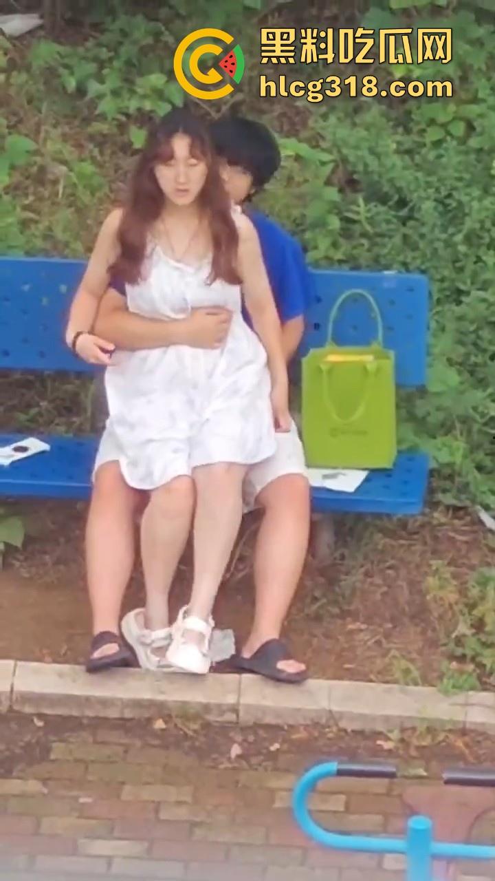 夏日午后，小日一下!反差眼镜妹小区长椅骑乘做爱，白裙诱惑激情开干，年轻人玩的真野啊！-5