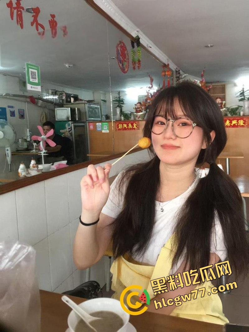 武汉文理学院【吴婧妍】外表清纯的眼镜妹 沦为金主爸爸的性爱玩物 主动发裸照勾引求操 十分的反差！-4