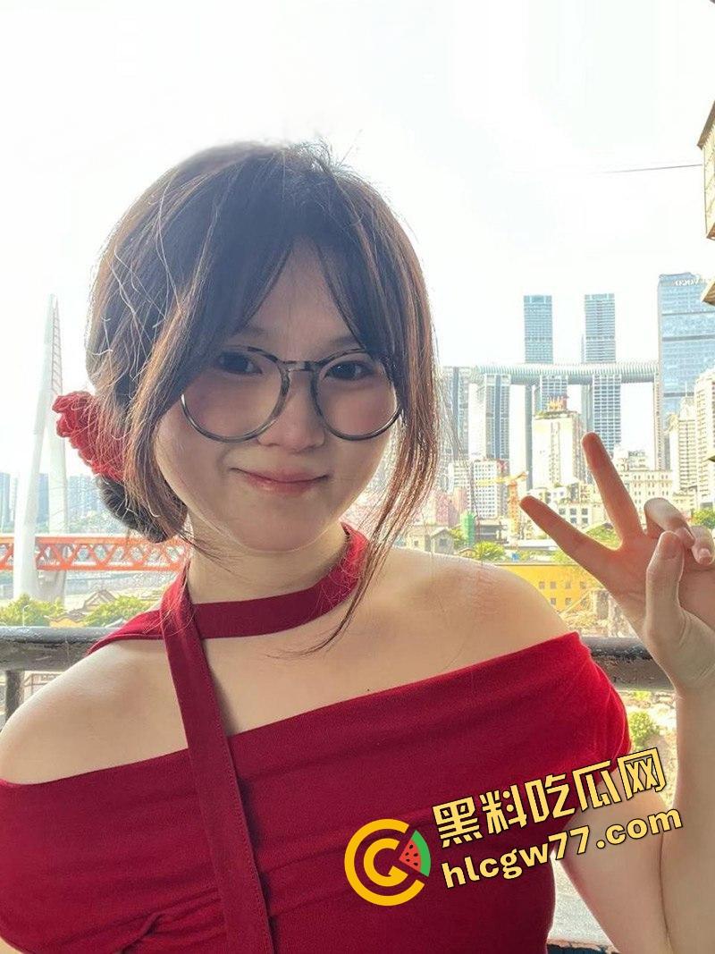 武汉文理学院【吴婧妍】外表清纯的眼镜妹 沦为金主爸爸的性爱玩物 主动发裸照勾引求操 十分的反差！-5