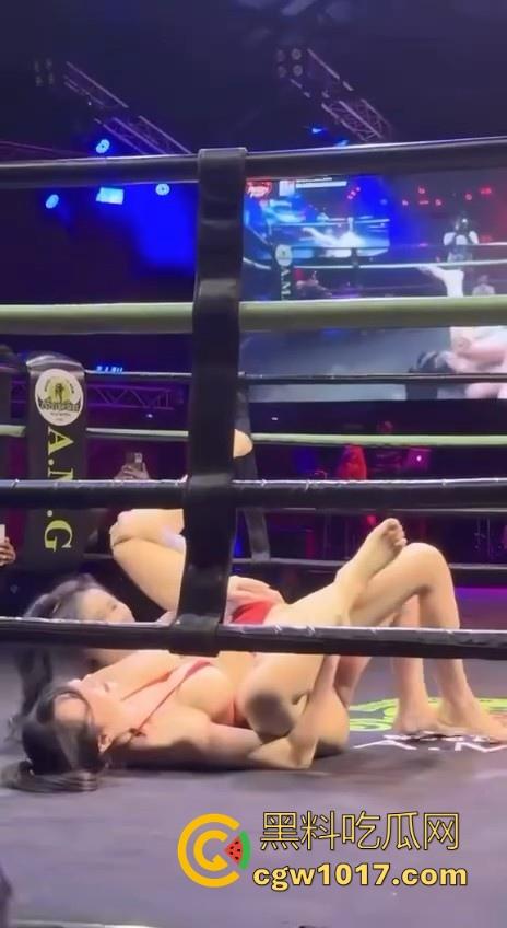 顶级拳击赛事推出，全新比基尼拳击大赛强势来袭！极品大奶女拳手互相厮杀，扯奶子掏逼都使上，啥时候到我上场打！-7