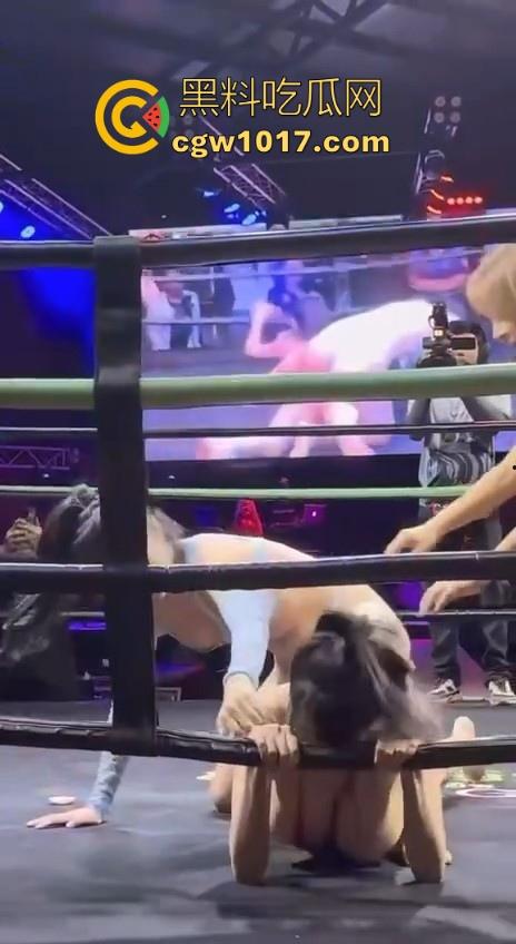 顶级拳击赛事推出，全新比基尼拳击大赛强势来袭！极品大奶女拳手互相厮杀，扯奶子掏逼都使上，啥时候到我上场打！-8