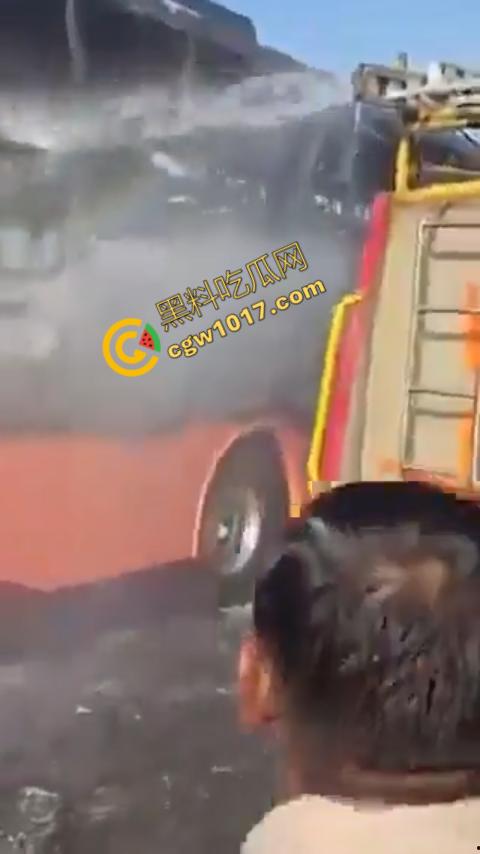 印度拉贾斯坦邦新购巴士惨烈失火,20人惨遭烈焰吞噬命丧黄泉,焦黑车厢隐隐哀嚎,车主凄凉新车梦碎-6