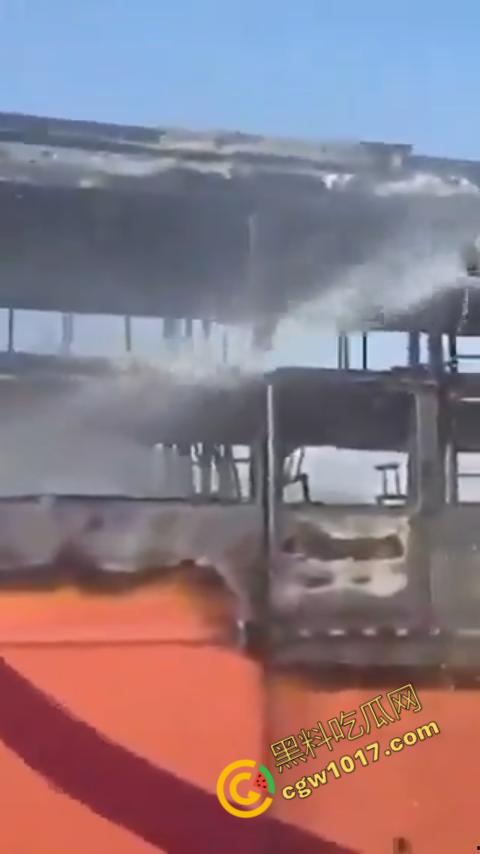 印度拉贾斯坦邦新购巴士惨烈失火,20人惨遭烈焰吞噬命丧黄泉,焦黑车厢隐隐哀嚎,车主凄凉新车梦碎-7