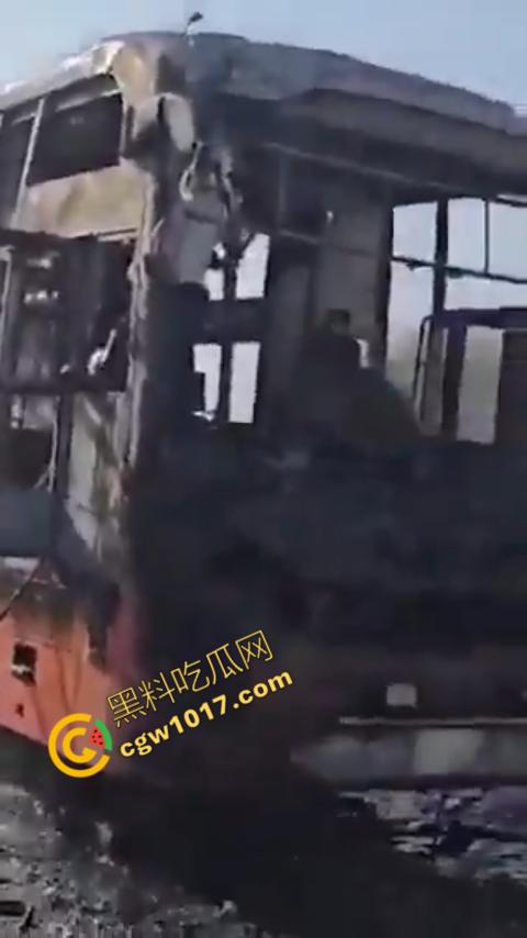 印度拉贾斯坦邦新购巴士惨烈失火,20人惨遭烈焰吞噬命丧黄泉,焦黑车厢隐隐哀嚎,车主凄凉新车梦碎-8