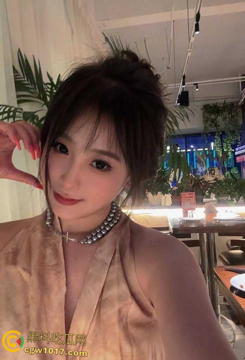 重庆小美女【王妍欣】,颜值堪比幼版杨幂,私下穿JK黑丝约炮后入,舔蛋撸管榨精,花活淫技赛东莞!-1