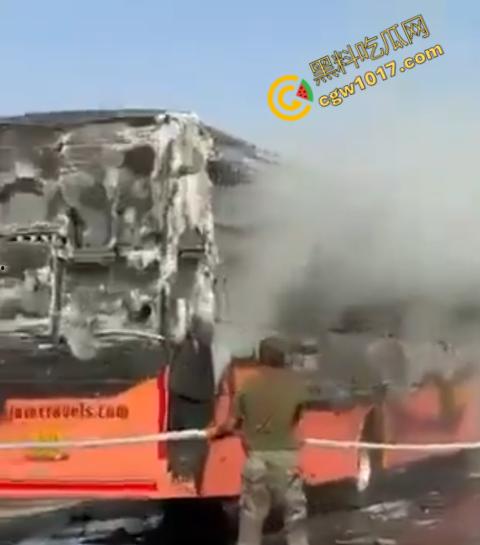 印度拉贾斯坦邦新购巴士惨烈失火,20人惨遭烈焰吞噬命丧黄泉,焦黑车厢隐隐哀嚎,车主凄凉新车梦碎-9