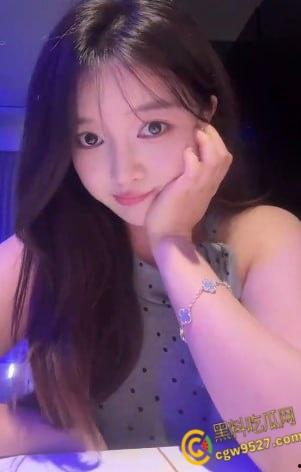 抖音网红【赫本】,和金主金主一对一裸聊,疯狂抚摸傲人巨乳,活像渴望鸡巴的母狗 !-4