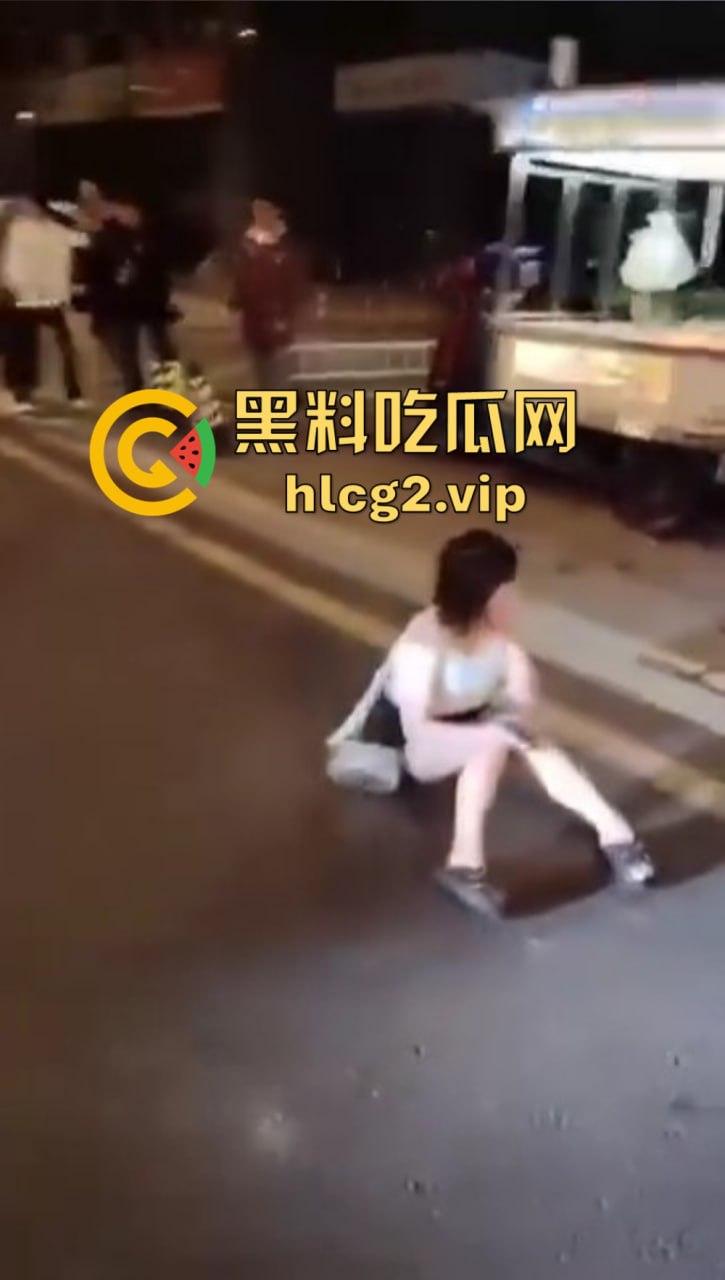 仙女病发作！街头撒泼自残还被嘲讽，出手打人踢飞自己，血压爆表的尴尬时刻！-13