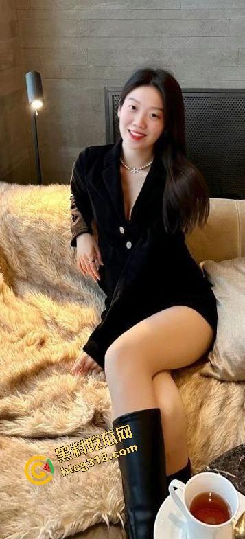 这种花式口交你敢试？妹子躺着含大屌，角度拉满直接通到底鸡巴进出畅通无阻，深喉快感头皮发麻！-6