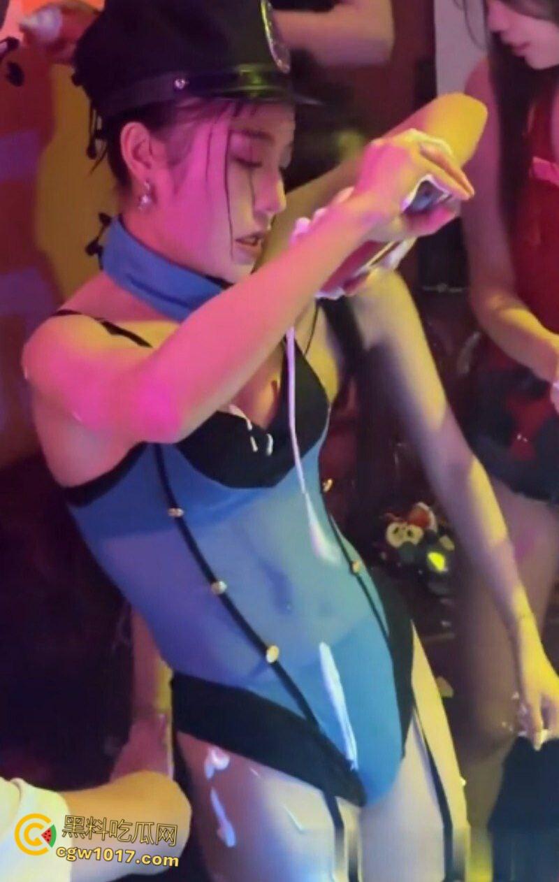 开单狗推酒吧狂爆金币，极品身材性感美女香槟湿身热舞，黑丝翘臀性感诱人，尺度炸裂到极致！-1