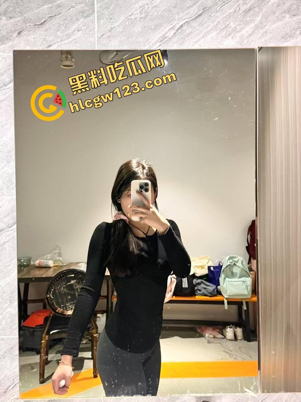 绍兴绿帽老哥带老婆约炮单男，结果被操到高潮的媳妇反手训他你把嘴闭上，好好看人家操我！-3